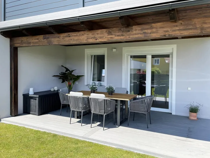 Private Terrasse mit Esstisch vor Haderer’s Home